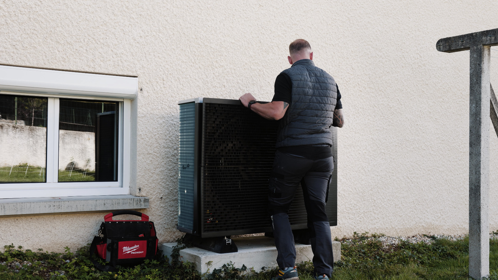 Technicien therma confort installe une pompe à chaleur au puy en velay