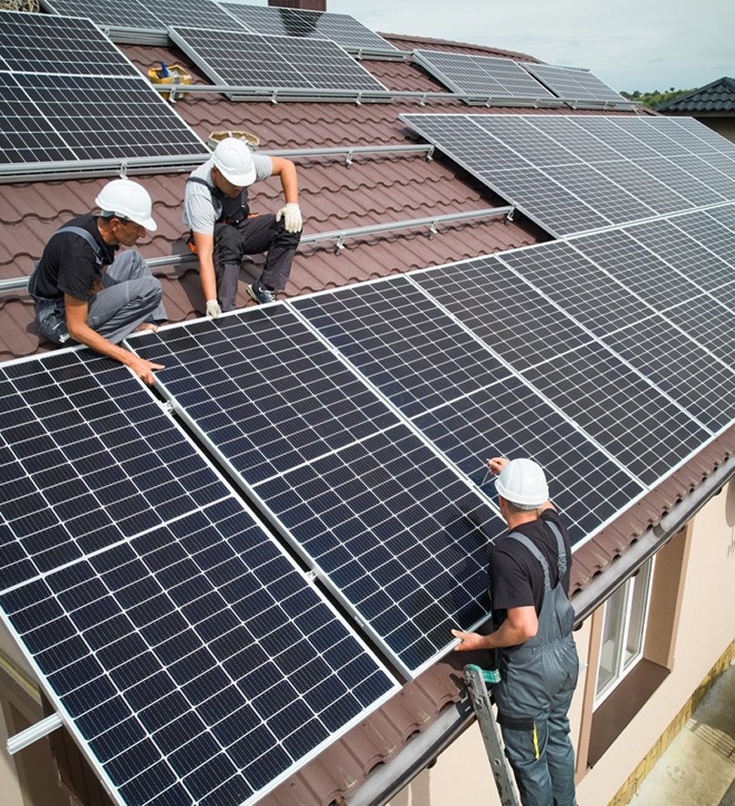 Techniciens posant des panneaux solaires