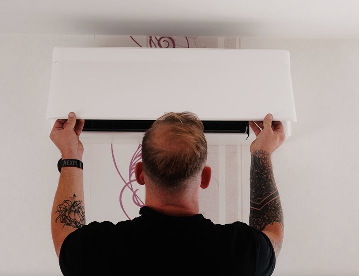 Technicien installant une unité de climatisation