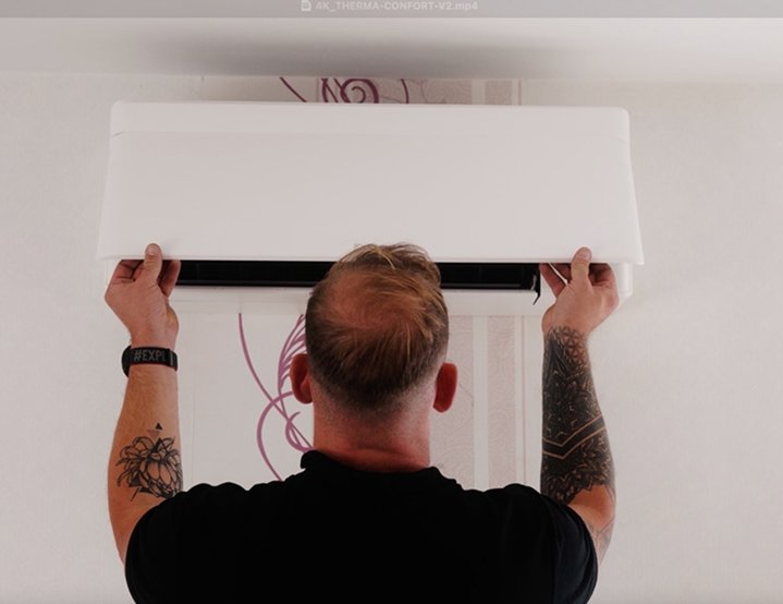 Technicien installant une unité de climatisation