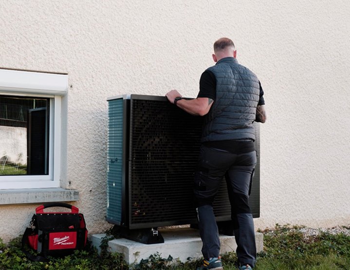 Technicien installant une pompe à chaleur