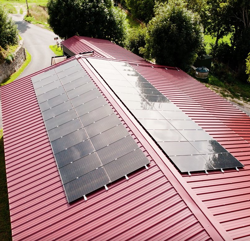Toiture résidentielle avec panneaux photovoltaïques