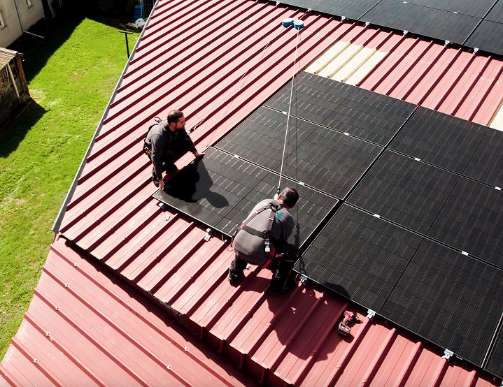 Pose de panneaux photovoltaïques sur une toiture