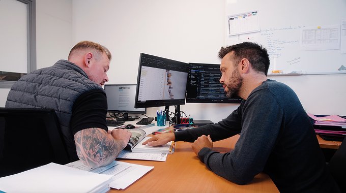 Échange avec un client au bureau